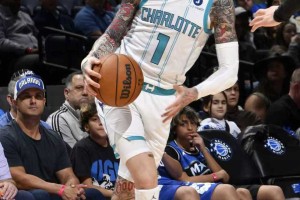 AG体育app下载-大爆冷！黄蜂8人上双27分大胜魔术 三球16+6+7班凯罗23分